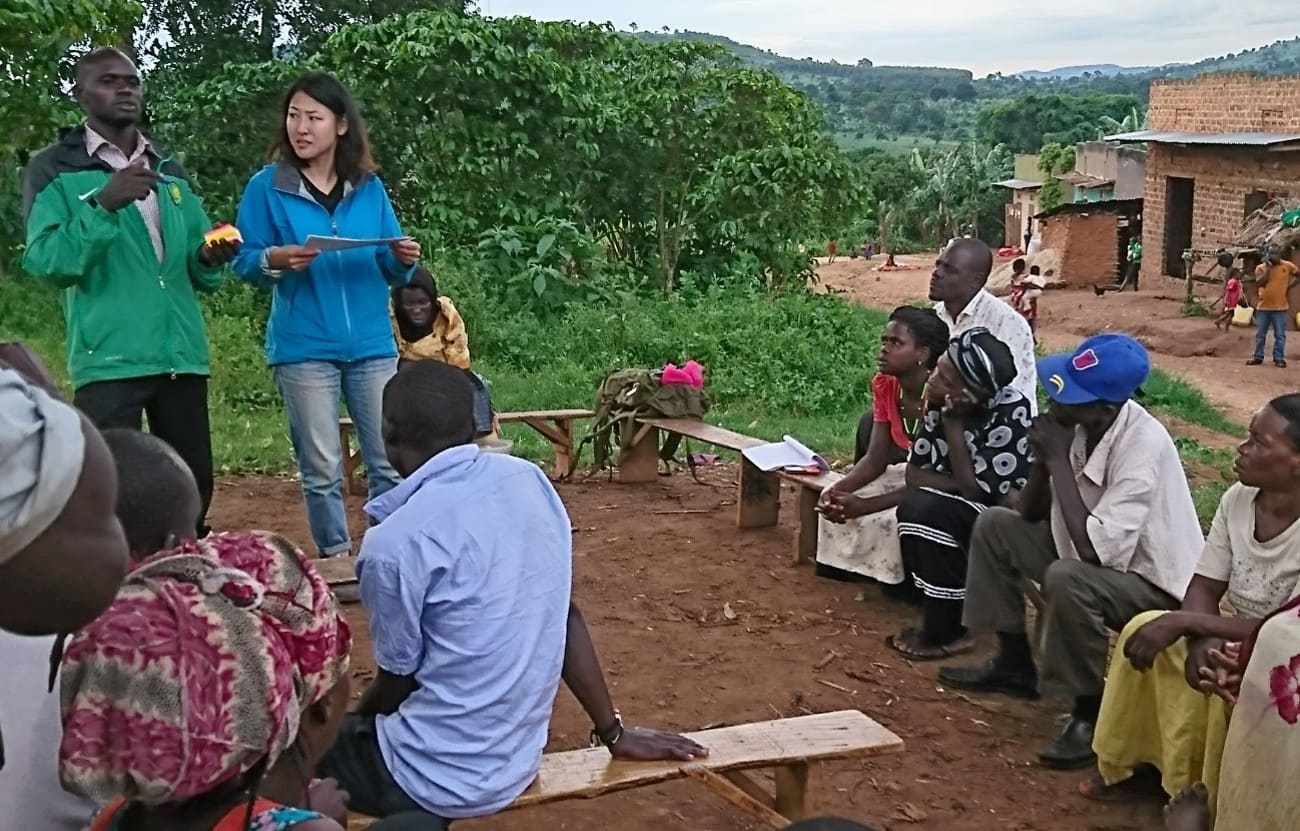 A community meeting in Uganda. (Photo provided by Tsuboi)