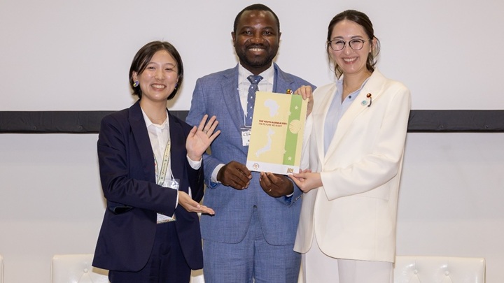 Photo: Youth TICAD representatives Ms. Yasumiba and Mr. Kpondehou present the policy proposal "Youth Agenda 2055" to the Parliamentary Vice-Minister of Foreign Affairs Ms. Eri. (Photo: JICA)