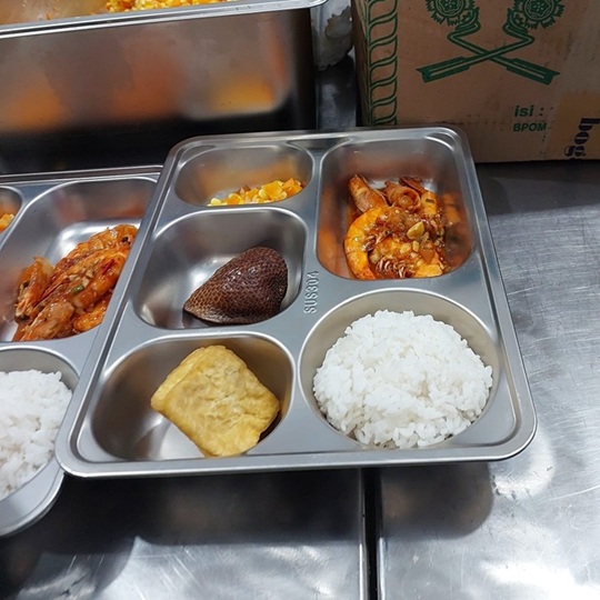 Photo: School lunch prepared and packed at a kitchen