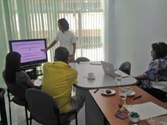 Yutaka Tokushima explains Fablabs to Filipino counterparts