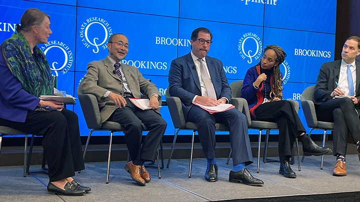 Makino Koji, Visiting Fellow at the JICA Ogata Research Institute (second from left), participates in the discussion.