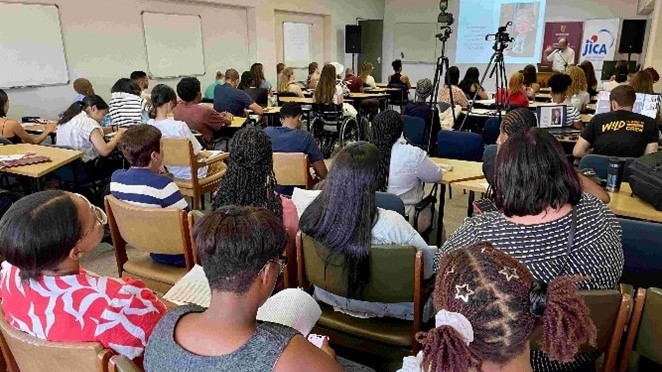 Photo:Active discussion with participating students