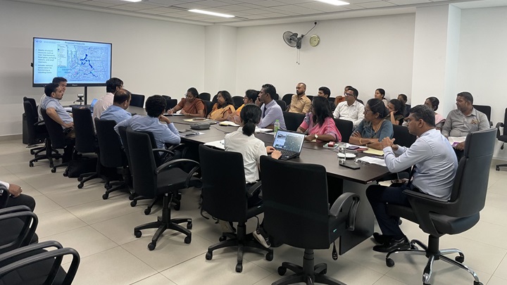 Photo:Executive Senior Research Fellow Sato Ichiro and other research team members discuss the results of the study with local government officials from the study area