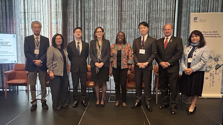 Photo: Takizawa (third from left) joins fellow presenters for a group photo.