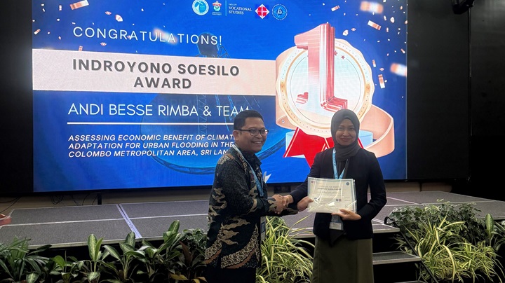 Photo: Andi Besse Rimba, Research Fellow, JICA Ogata Research Institute (right) and Agustan, Chairperson, Indonesian Society for Remote Sensing (MAPIN) (left) (Photo credit: Masita Dwi Mandini Manessa, Associate Professor, the University of Indonesia)