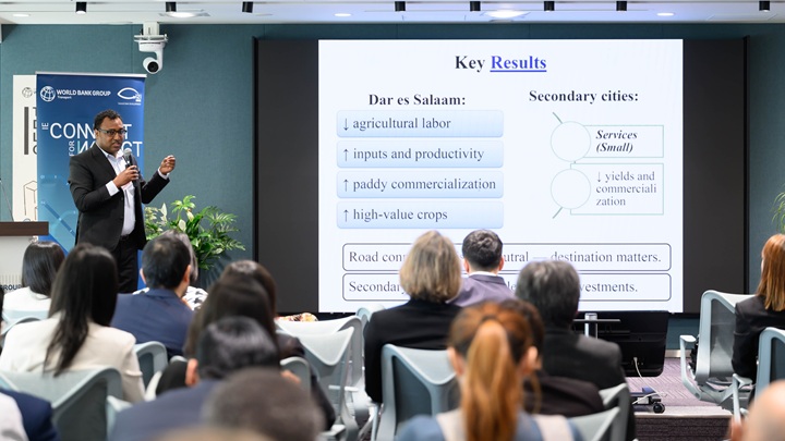 Photo: Solomon Haddis Teklehaymanot, Research Fellow at the JICA Ogata Research Institute, delivers a presentation. (Photo: The World Bank)