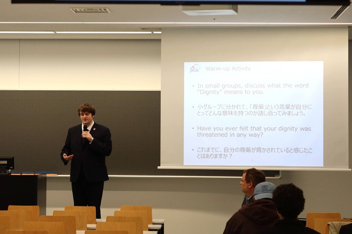 Photo:James Kaizuka, Research Fellow, JICA Ogata Research Institute, delivers a lecture.