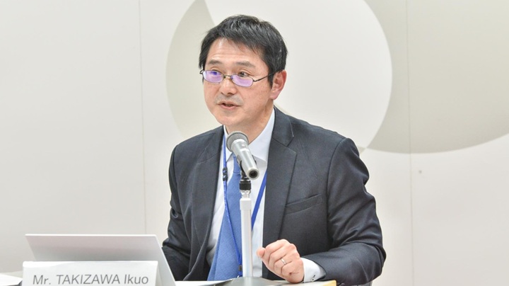 Photo: Takizawa Ikuo, Principal Research Fellow, JICA Ogata Research Institute, moderates the panel discussion.