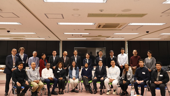 Photo: Participants from the JICA Ogata Research Institute and eleven doctoral students from the GRIPS Global Governance Program pose for a group photo.