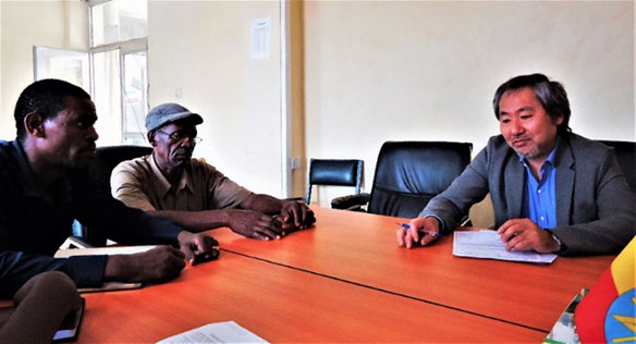 Mr. Isaji discussing with Ethiopian hosts the possibility of hosting a volunteer.