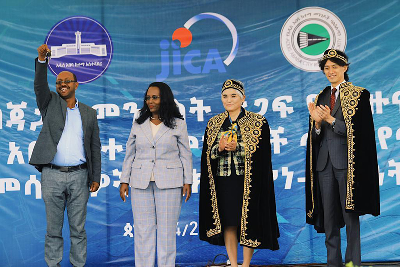 (From left to right): Eng Moges Tibebu, Director General, Addis Ababa City Roads Authority; H.E Ms. Adanech Abiebie, Mayor of Addis Ababa;  H.E. ITO Takako, Ambassador of Japan to Ethiopia and Dr. Katsuki Morihara, Chief Representative, JICA Ethiopia Office. 