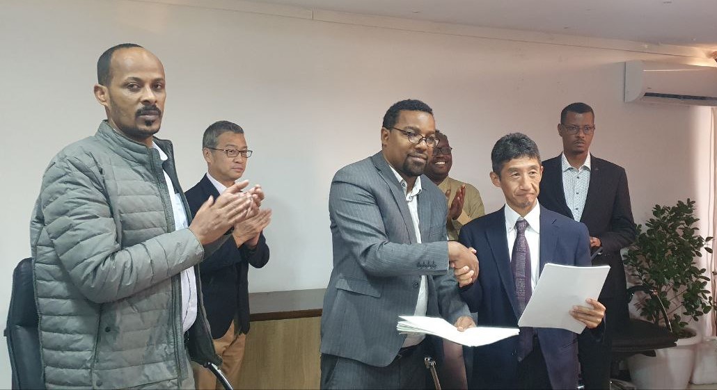 Mr. Beyene Barasa, Vice President, Sidama Regional State and Mr. Mizuki Matsuzaki, Team Director, Basic Education Group, Human Development Department, JICA HQ sign Memorandum of Discussions. 