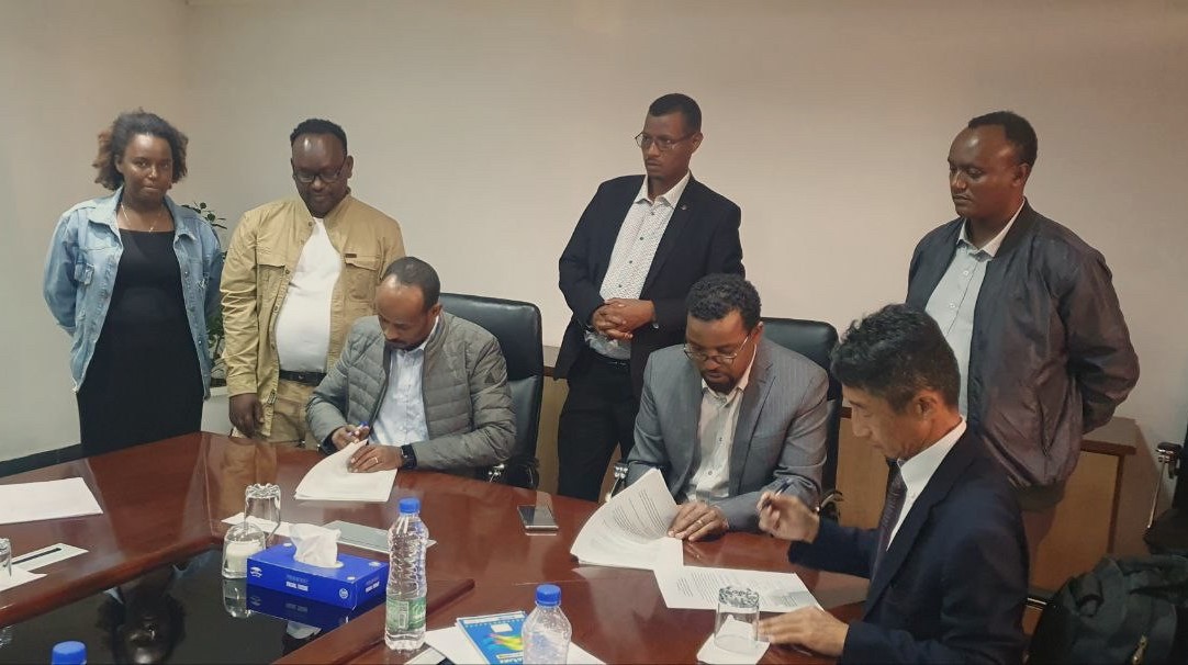 Dr.Ararso Geremew, Head of Sidama Regional Finace Bure join as a co signer  with Mr. Mizuki Matsuzaki, Team Director, Basic Education Group, Human Development Department, JICA HQ signing the Memorandum of Discussions to build secondary schools in Sidama Region. 