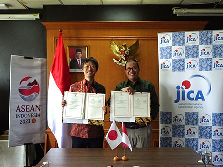 (Left) Mr. Agus Rusly, S.Pi, M.Si, Executive Secretary of Directorate General of Climate Change, (Right) Okamura Kenji, Senior Representative of JICA Indonesia