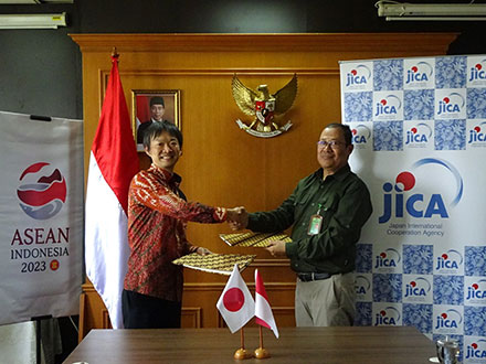 (Left) Mr. Agus Rusly, S.Pi, M.Si, Executive Secretary of Directorate General of Climate Change, (Right) Okamura Kenji, Senior Representative of JICA Indonesia