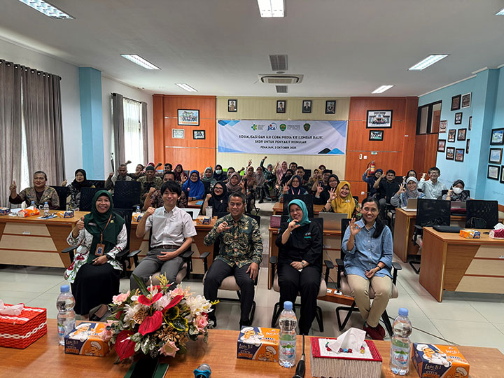 Dr. Tsuboi, Chief Advisor of JICA EWARS; Mr. Mu'allimin, acting director of the PPU DHO; Ms. Temu A'mud, Chief of the Disease Prevention Team of the Insurance Office; dr. Yulia Zubir, surveillance working team of the Ministry of; dr. Triya Dinihari, head of the Surveillance working team of Ministry of Health (from the left)