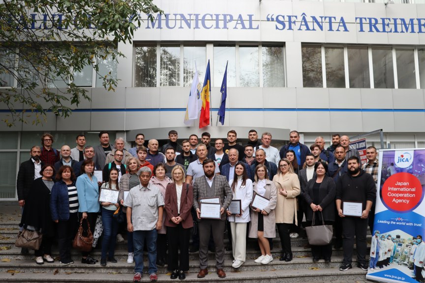 Participants and organizers in front of the “Holy Trinity” Hospital in Chisinau 