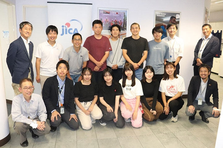 Student Tour Participants take a group photo with JICA PNG Staff.