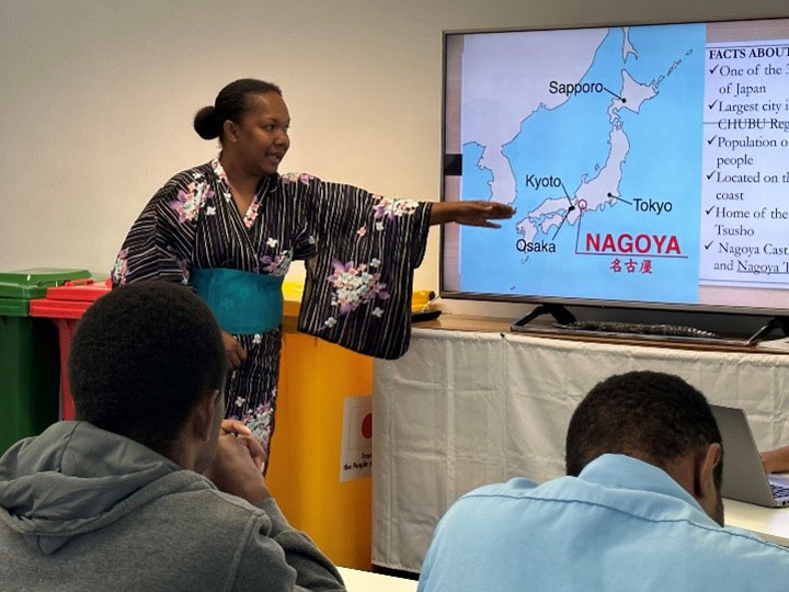 Ms. Luanne Losi is part of the JICA SDG Global Leaders Training Program and is the president of the JICA PNG Alumni Association. Pictured is Ms. Losi is her Kimono sharing her experience in Japan. 