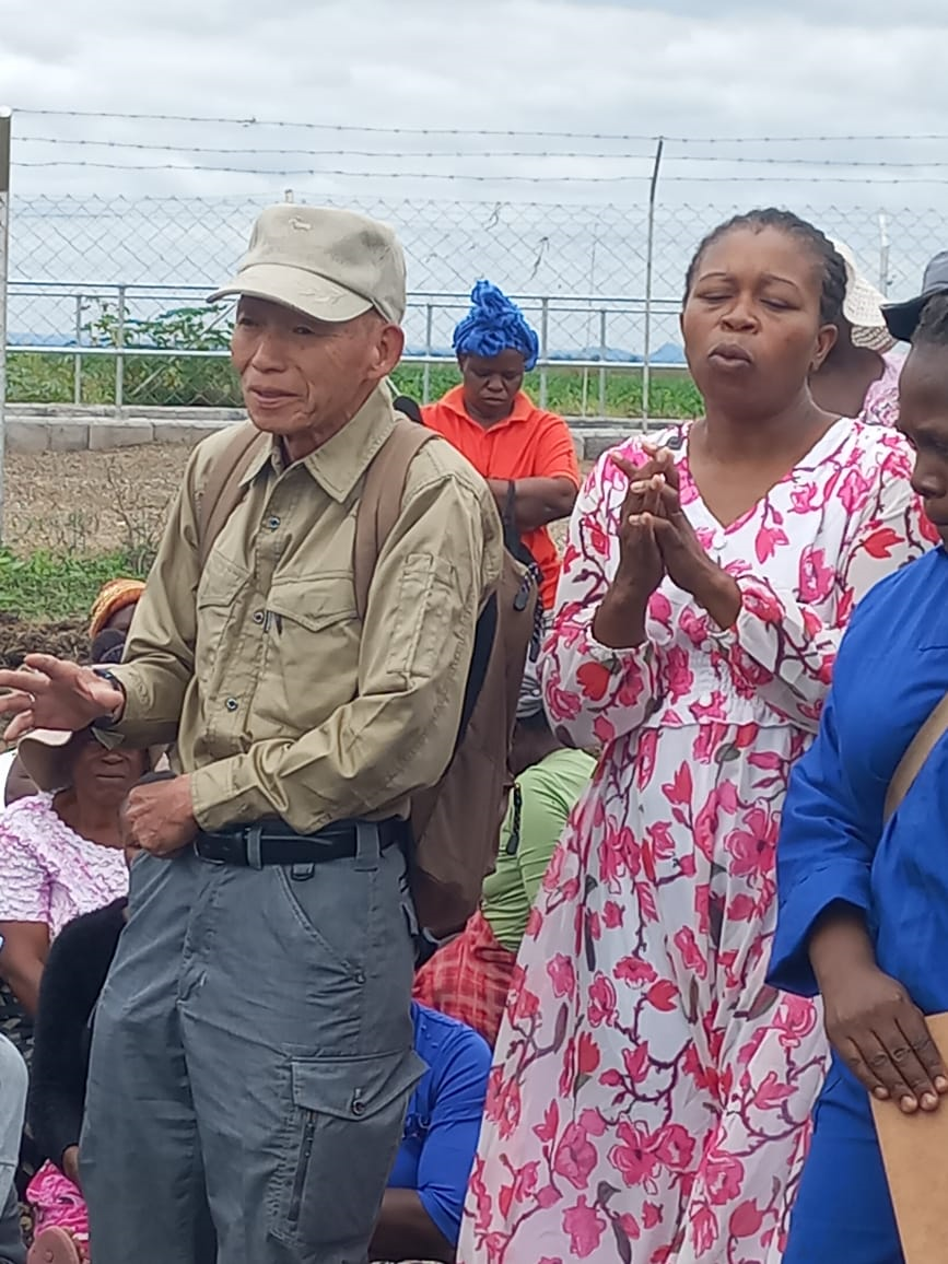 Dr. Tsuboi and his ARID counterpart, Mrs. Chizhande answering farmers' questions