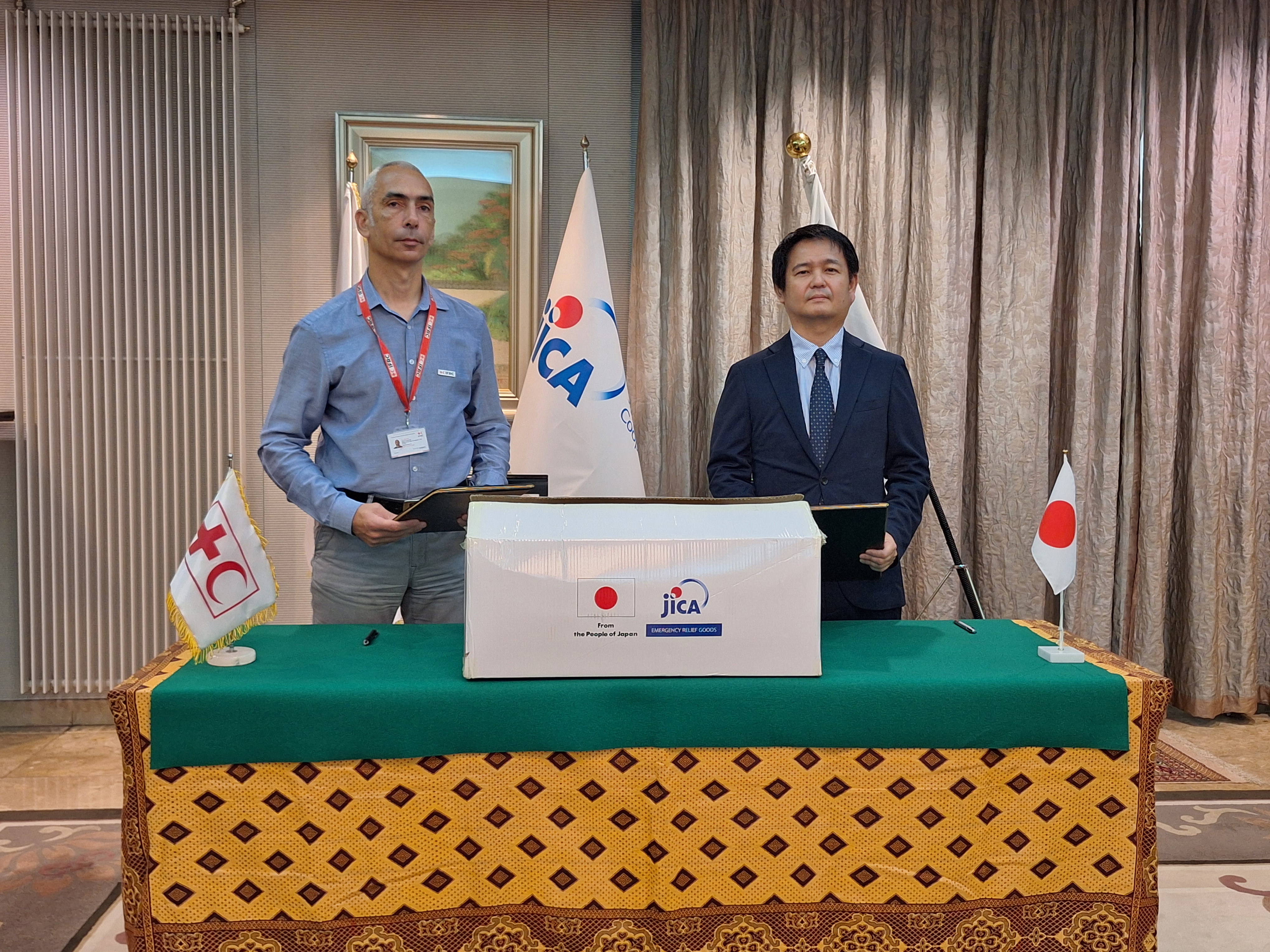 M. Tanimoto de l'ambassade du Japon et M. Lazarevski de la FICR lors de la signature de la lettre de livraison et d'acceptation
