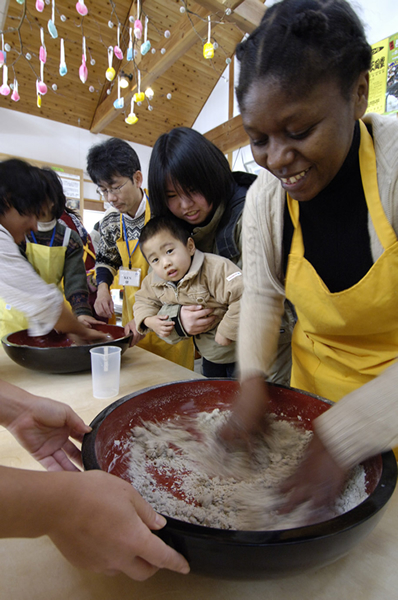 Des stagiaires apprennent la cuisine japonaise.