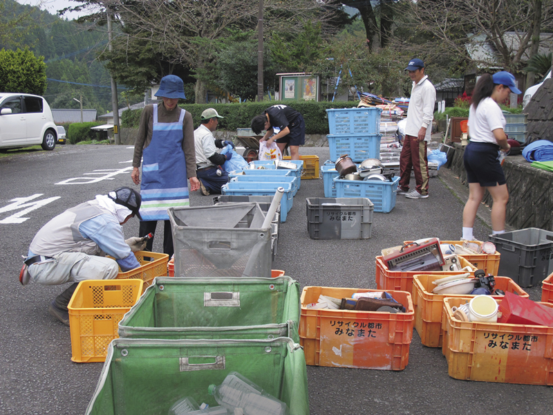 Collecte de déchets à la mode de Minamata