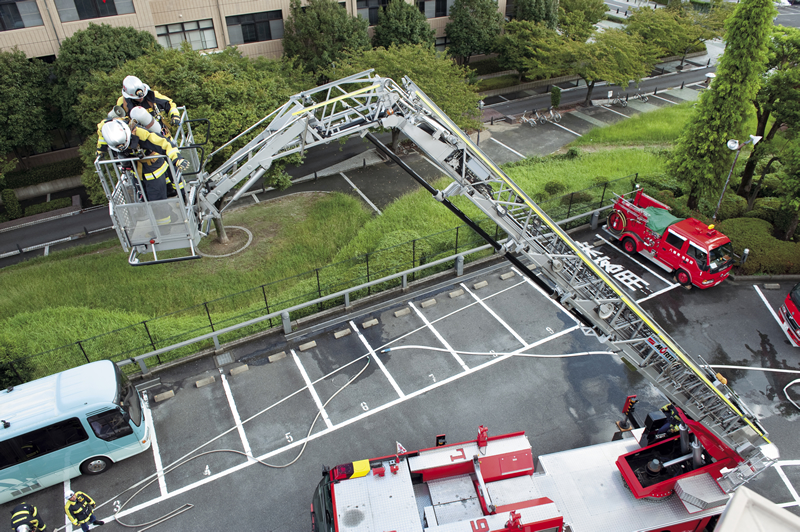 Un camion d’incendie moderne lors d’un exercice de simulation