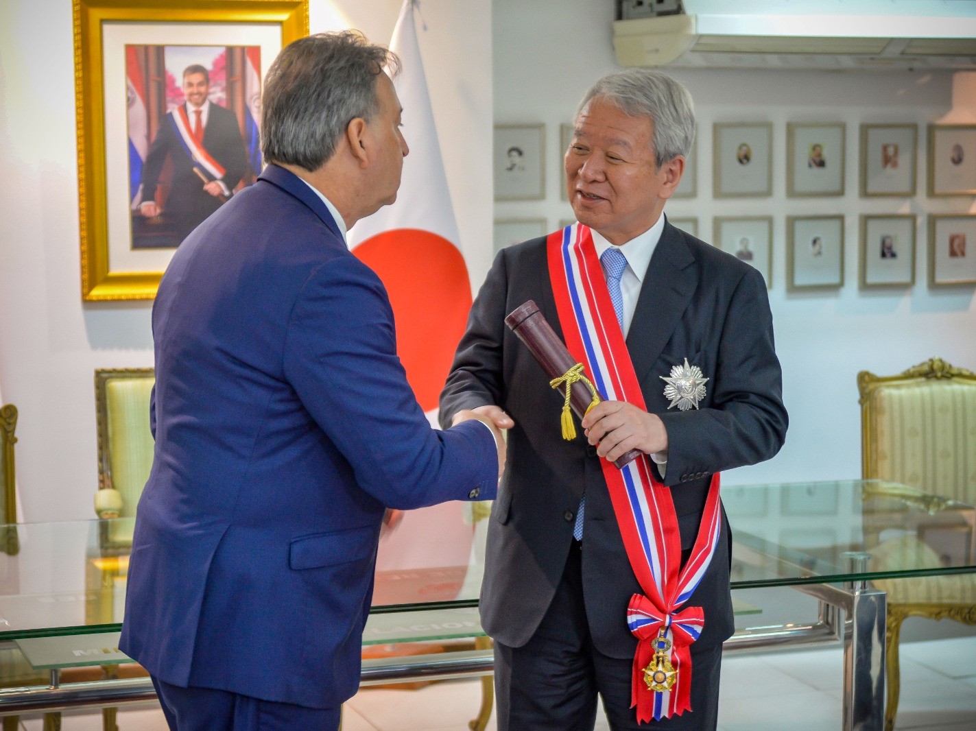 Le président de la JICA, M. Tanaka, reçoit l'Ordre national du mérite (Grand-Croix de l'Ordre) du ministère paraguayen des Affaires étrangères.