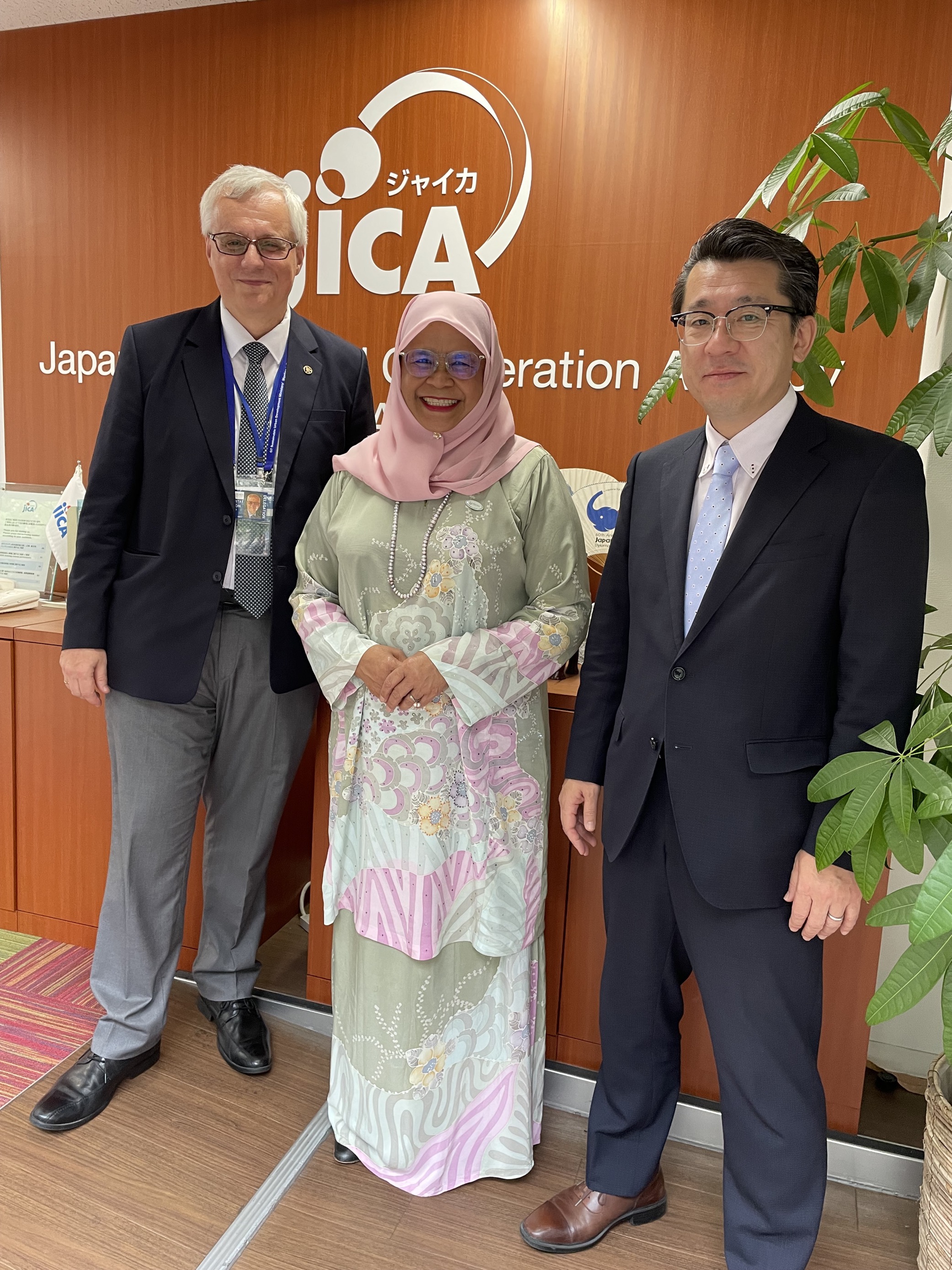 De gauche à droite : M. Bruno, Mme Sharif, M. Tanaka (à la JICA Shikoku)