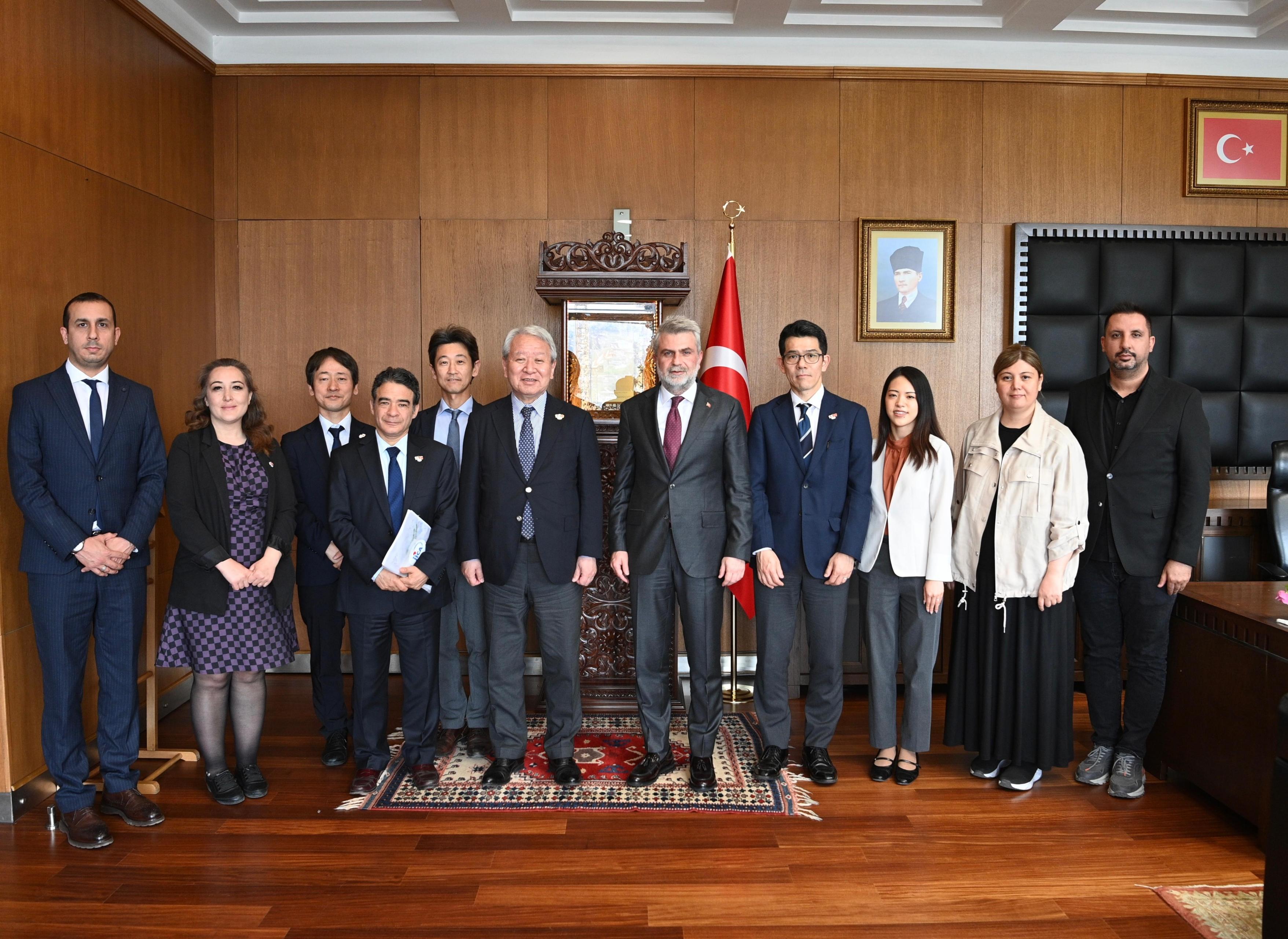 Le président de la JICA, M. Tanaka, avec le maire de la municipalité métropolitaine de Kahramanmaraş, M. Görgel