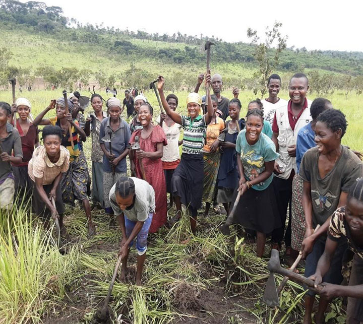 Travaux de préparation de l'agroforesterie par les femmes du village