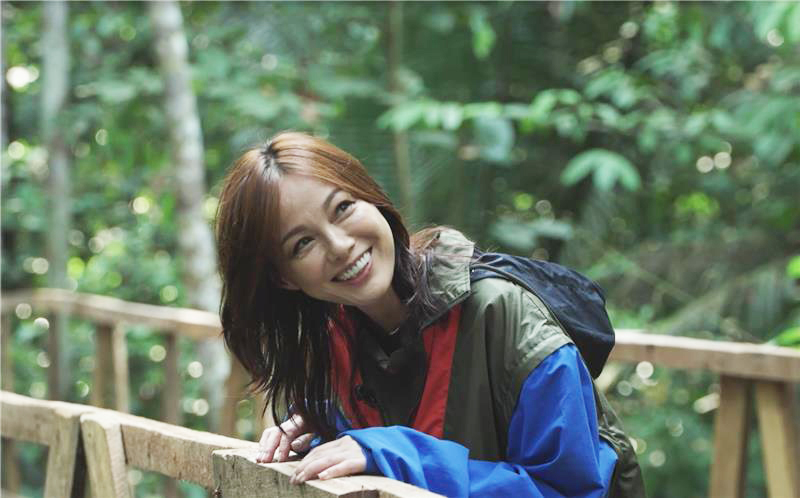 Aikawa Nanase savoure la sensation d’être en pleine nature dans la forêt amazonienne.