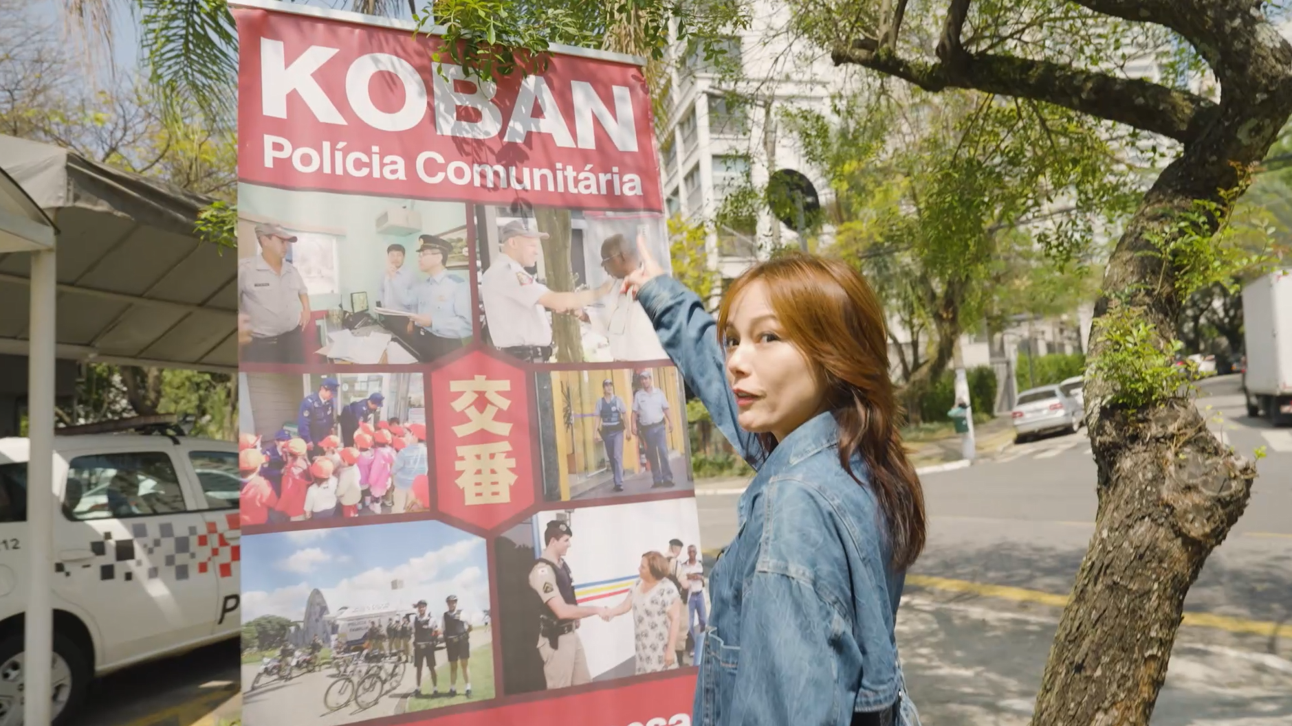 Aikawa montre un panneau 