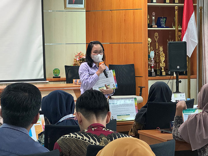 Kiki, Senior Health Officer, sedang memberikan ceramah mengenai lembar balik SKDR 