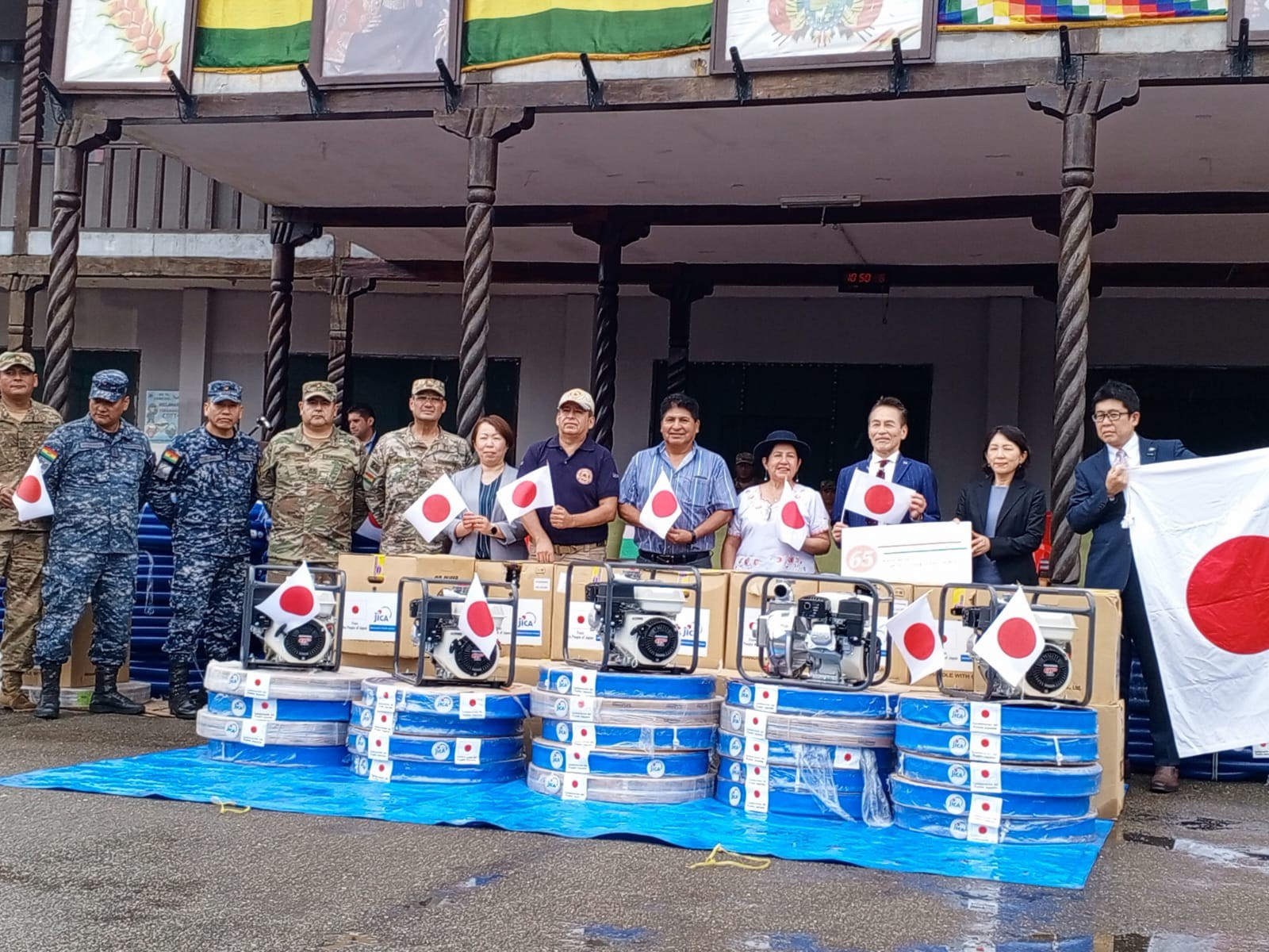 供与物資と関係者（中央左から小宮山次長、一人置いてカルビモンテス国防副大臣、ソサ外務大臣、小野村大使）