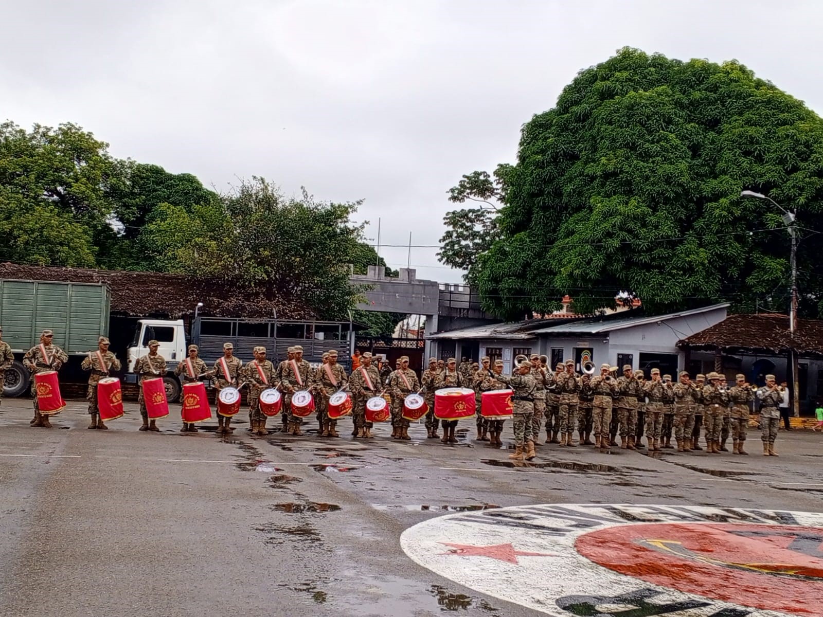 引き渡し式での軍警察のセレモニー