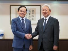 田中理事長（右）とクアン副首相