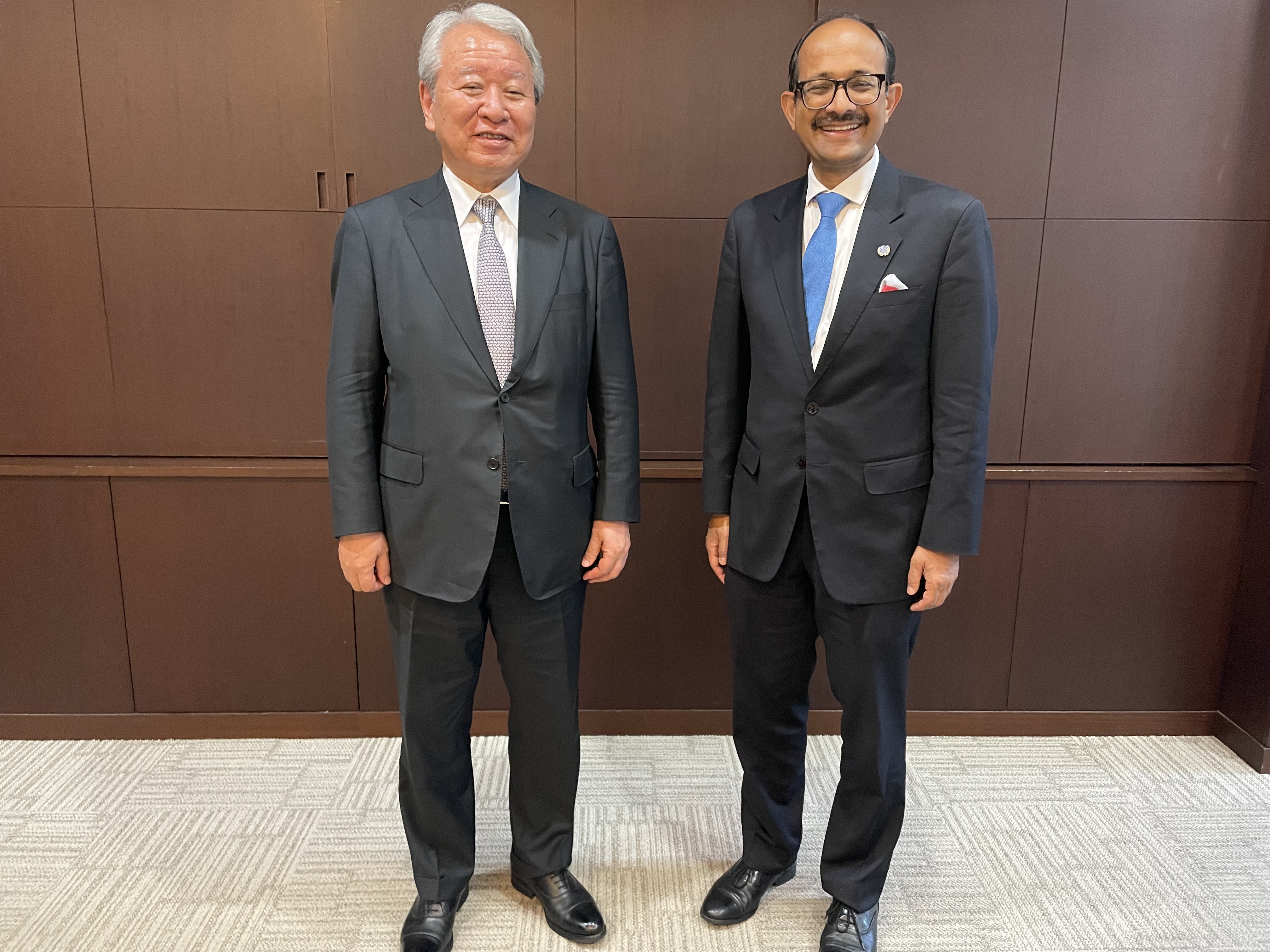 田中理事長（左）とキショール特別代表（右）