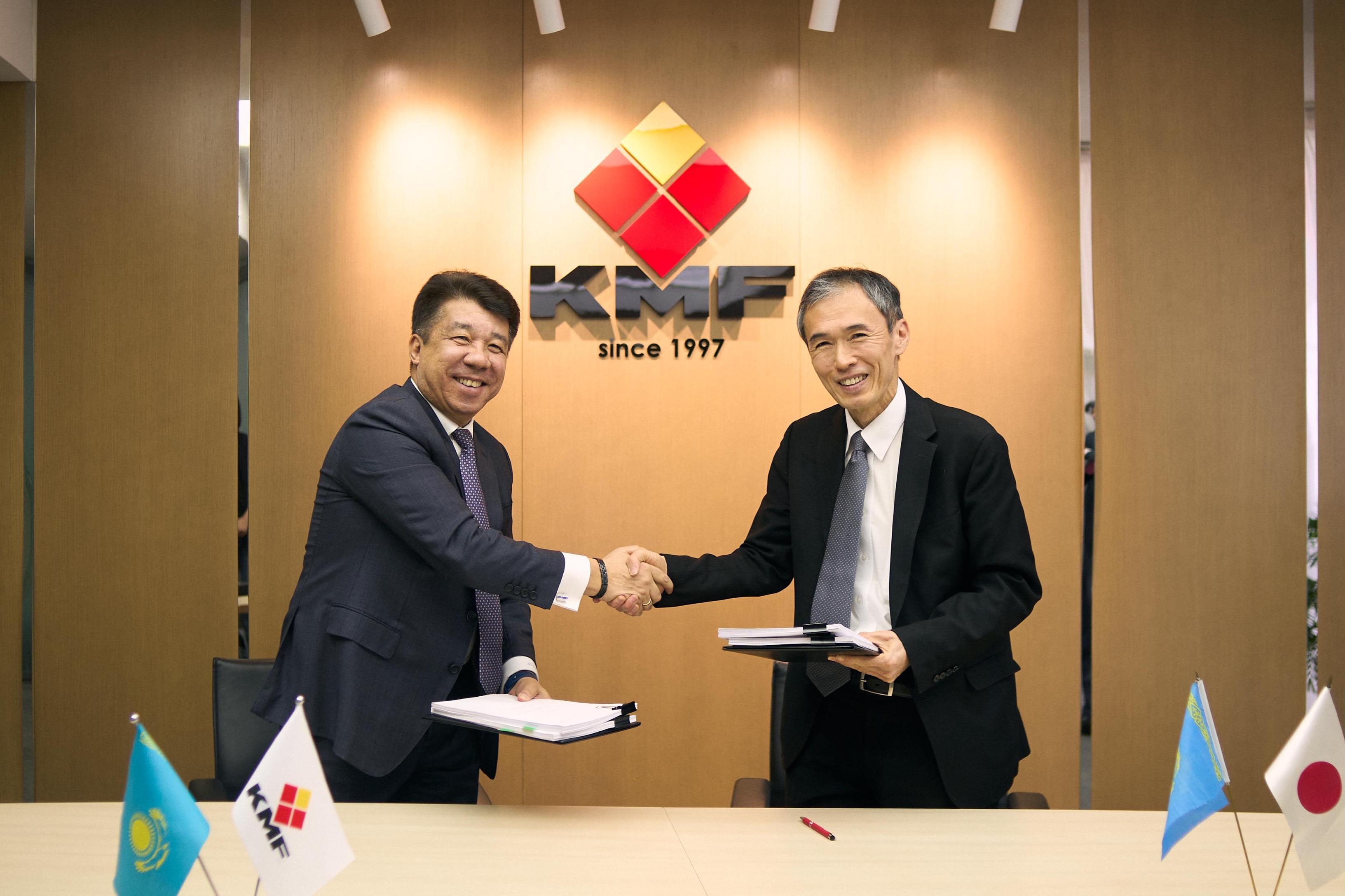KMFのCEOとJICA民間連携事業部部長 小豆澤（右）