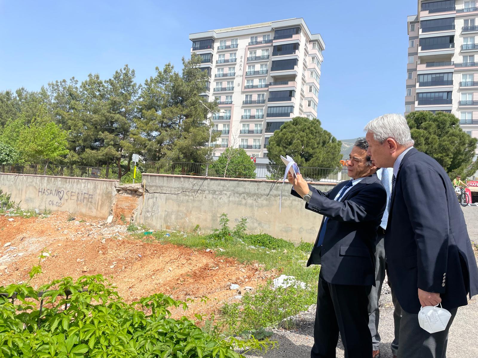 被災地にて、当時JICAの緊急援助隊が活動した跡地の視察。震災前は建物が建っていた。