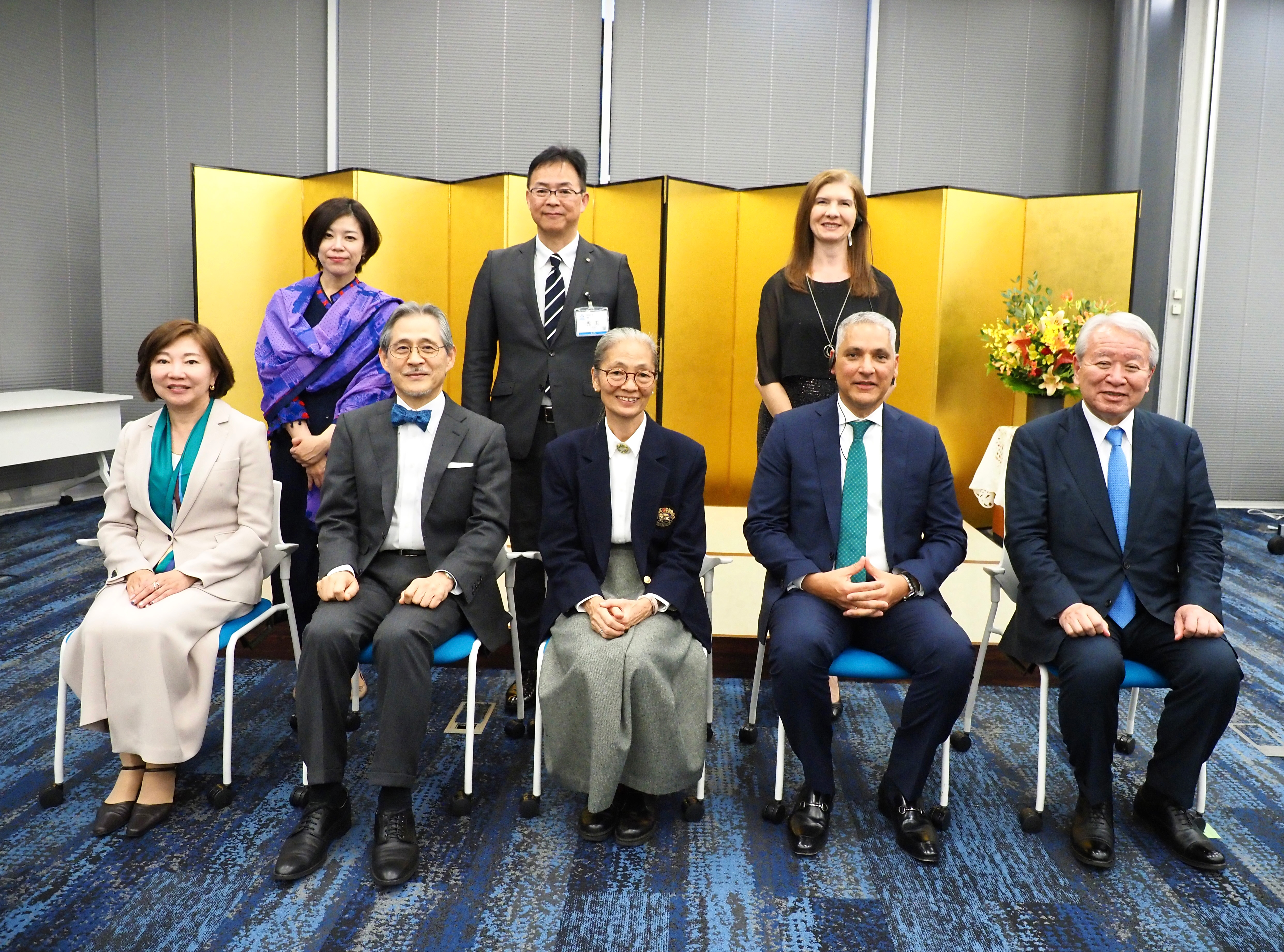 受賞者とJICA田中理事長（1列目右端）及び宮崎副理事長（1列目左端）