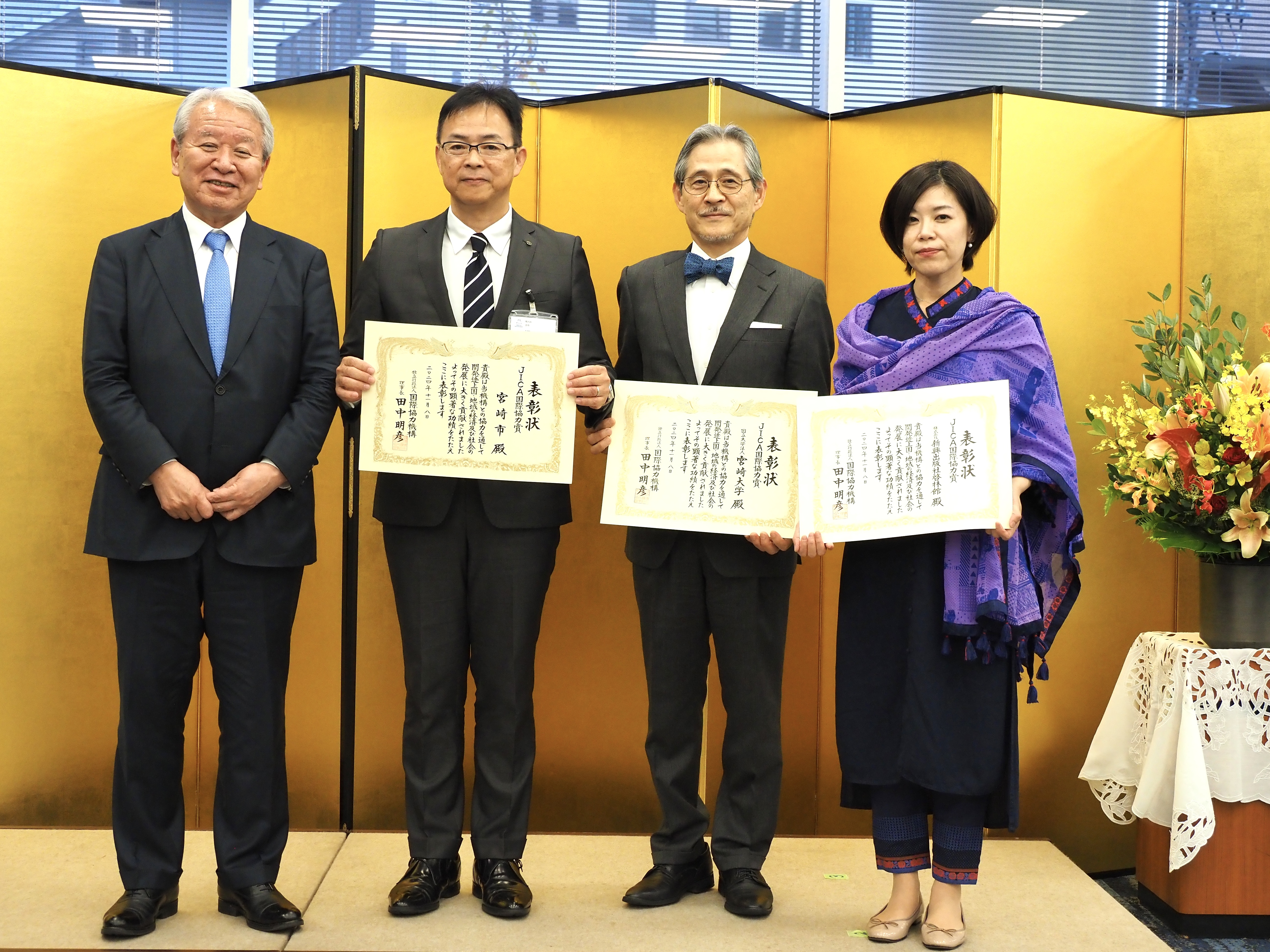 左より、JICA田中理事長、児玉宮崎市長代理、鮫島宮崎大学学長、北川啓林館代表取締役