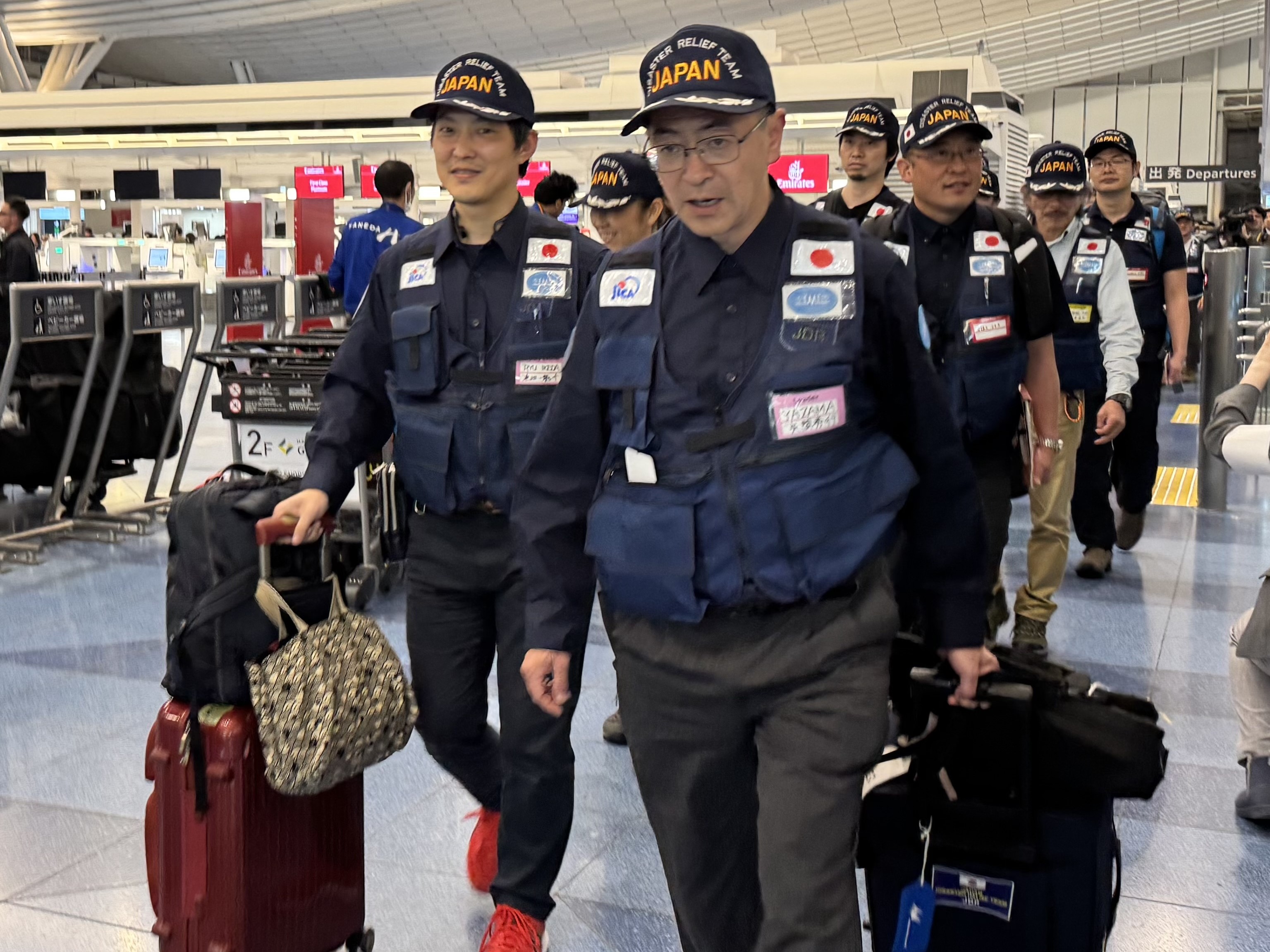 空港を出発する医療チーム
