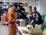 事務局の第一陣が空港に到着