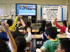 パラオで活動する水谷さんによる遠隔授業。授業の終盤は、子どもたちもマイクを握り、多くの質問を投げ掛けた