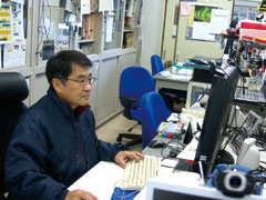 遠隔授業のバックオフィスであるメディアセンターで作業する梅田さん。ICTに強い理由を尋ねると、「実家が電器屋だったからですかね」と飾らない答え。センターの発展と魅力ある授業の拡大を誰よりも願っている