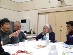 真剣なまなざしの研修員。彼らにとって、住民から直接話を聞く機会は貴重だ