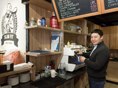 ビシュケク市内でカフェを経営するバイマトフさん。「KRJCで効果的なビジネスプランの立て方を学びました」（写真：竹田武史）