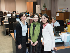 JICAキルギス事務所の現地スタッフ3人は、KRJC日本語コースの受講生と修了生だ（写真：竹田武史）